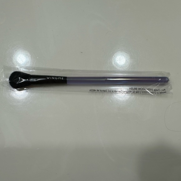 🌻 2/$10 WINGME COSMETICS All Over Eyeshadow Brush purple handle  NWT - Picture 2 of 3